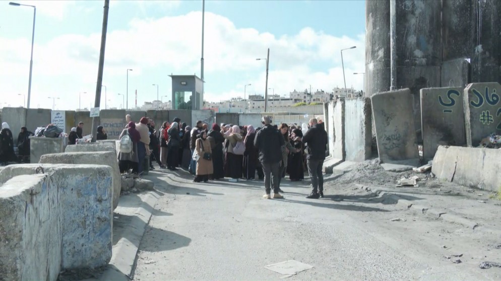 فلسطينيون يقفون عند حاجز قلنديا جنوب مدينة رام الله في الضفة الغربية في محاولة للوصول إلى مدينة القدس المحتلة.15/3/2024.(المملكة)