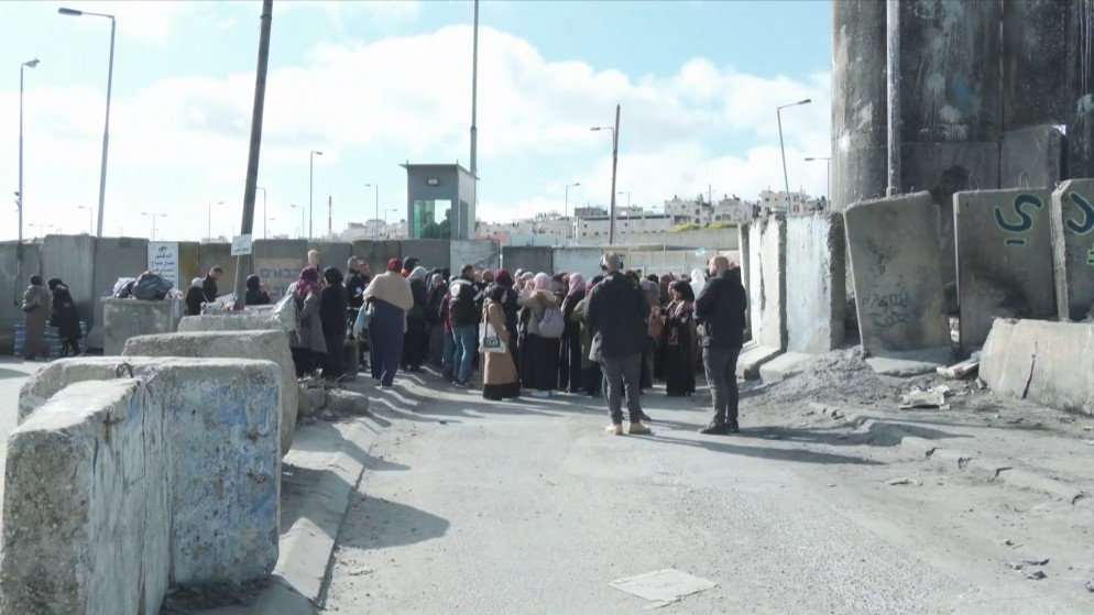 فلسطينيون يقفون عند حاجز قلنديا جنوب مدينة رام الله في الضفة الغربية في محاولة للوصول إلى مدينة القدس المحتلة.15/3/2024.(المملكة)