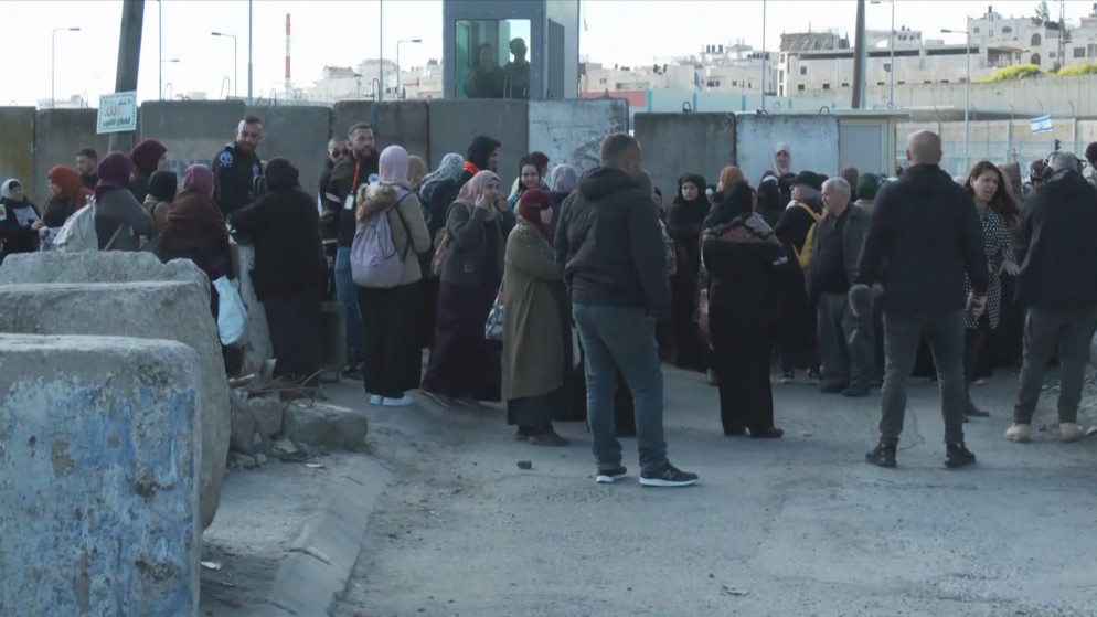 فلسطينيون يقفون عند حاجز قلنديا جنوب مدينة رام الله في الضفة الغربية في محاولة للوصول إلى مدينة القدس المحتلة.15/3/2024.(المملكة)