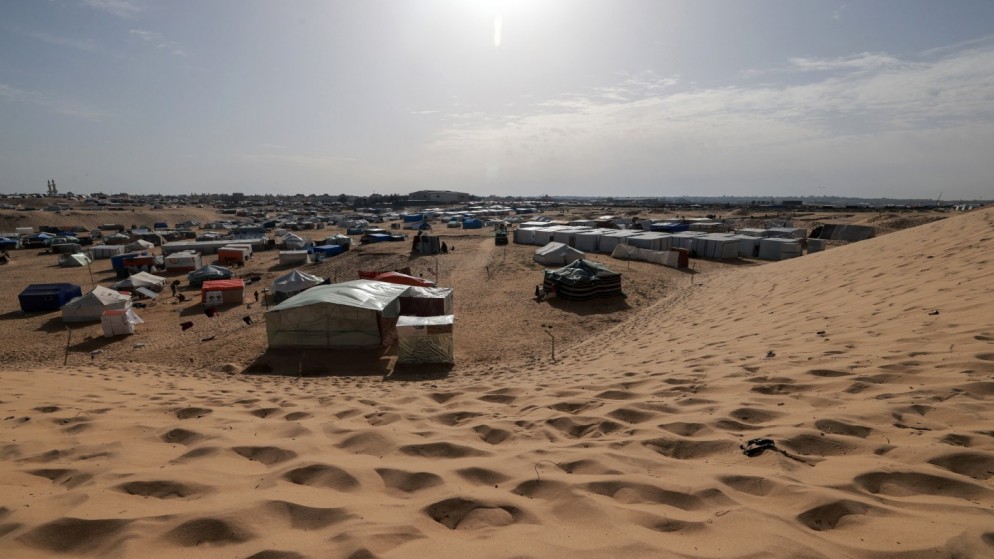 رمال تحيط بمخيم للنازحين في رفح جنوبي قطاع غزة، 17 آذار 2024. (أ ف ب)