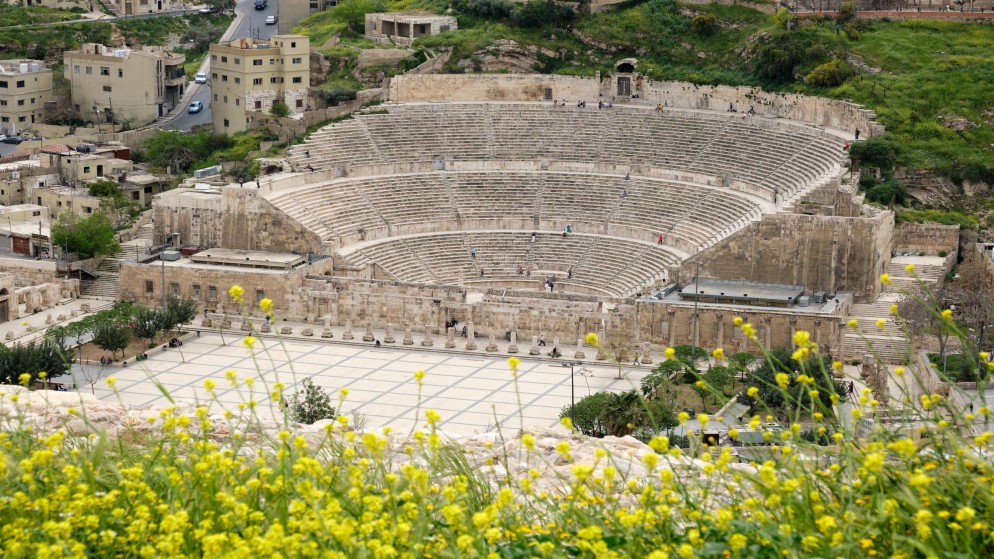 منظر عام للمدرج الروماني في عمّان خلال فصل الربيع. (istockphoto)