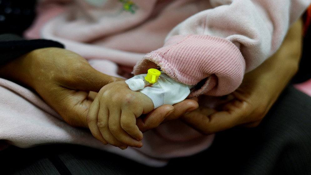 فتاة فلسطينية تعاني من سوء التغذية في رفح جنوبي قطاع غزة، 12 مارس 2024. (رويترز)