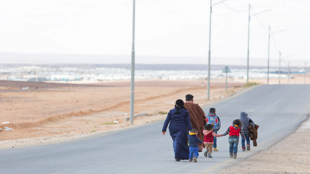 لاجئون قرب أحد مخيمات اللجوء في الأردن. (UNHCR/Jordi Matas)