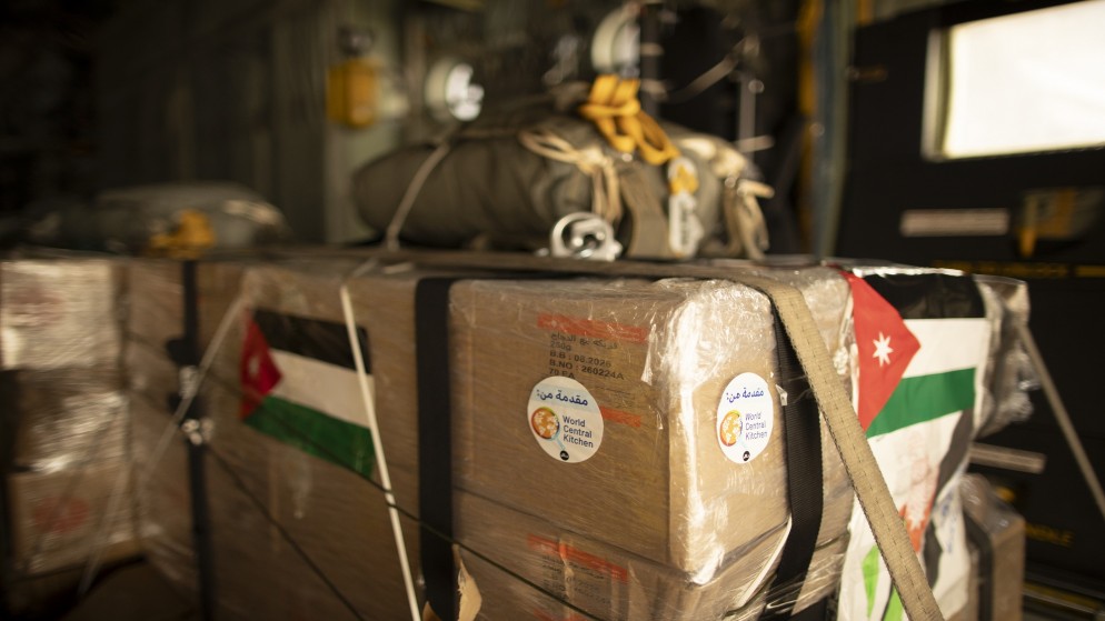 تجهيز مساعدات مقدمة من منظمة (WCK) قبل عملية إنزال جوي أردنية على قطاع غزة، 7 آذار/مارس 2024. (WCK)