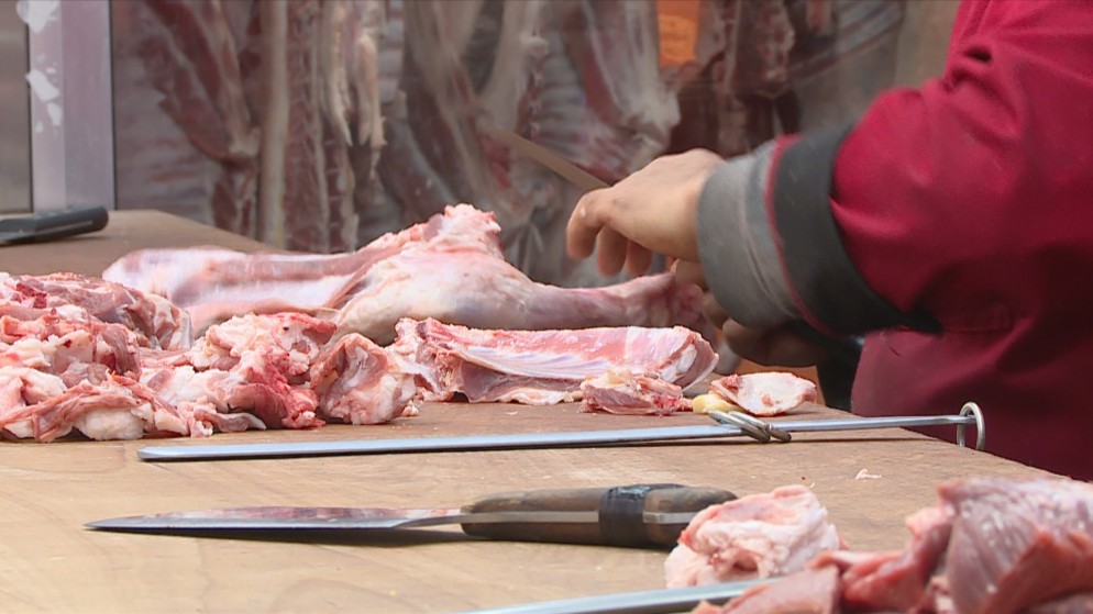 عامل يقوم بتجهيز اللحوم لبيعها في عمّان. (المملكة)