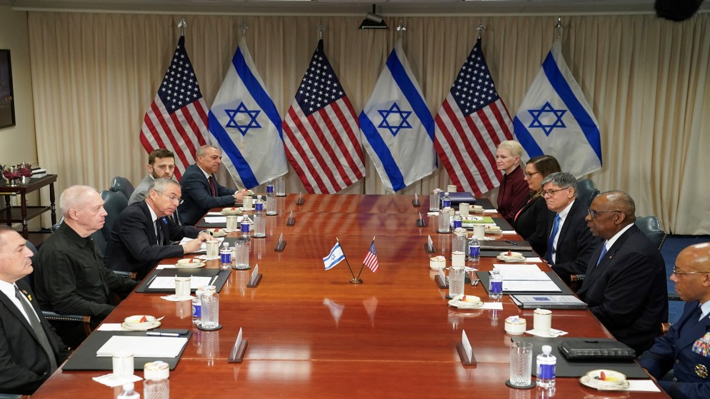 وزير الدفاع الأميركي لويد أوستن خلال اجتماعه مع نظيره الإسرائيلي يوآف غالانت. (رويترز)