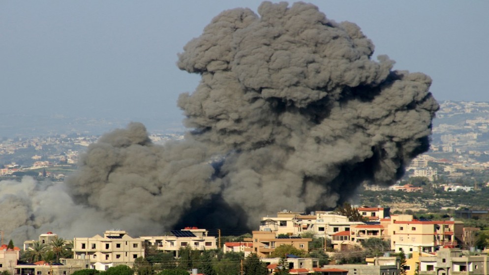 دخان يتصاعد بعد غارة من الاحتلال الإسرائيلي على قرية مجدل زون جنوبي لبنان، 5 آذار 2024. (أ ف ب)
