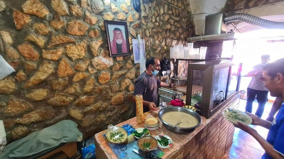واجهة مطعم عبد القادر الصمادي في الوسط التجاري بمحافظة جرش شمالي العاصمة عمّان. (المملكة)