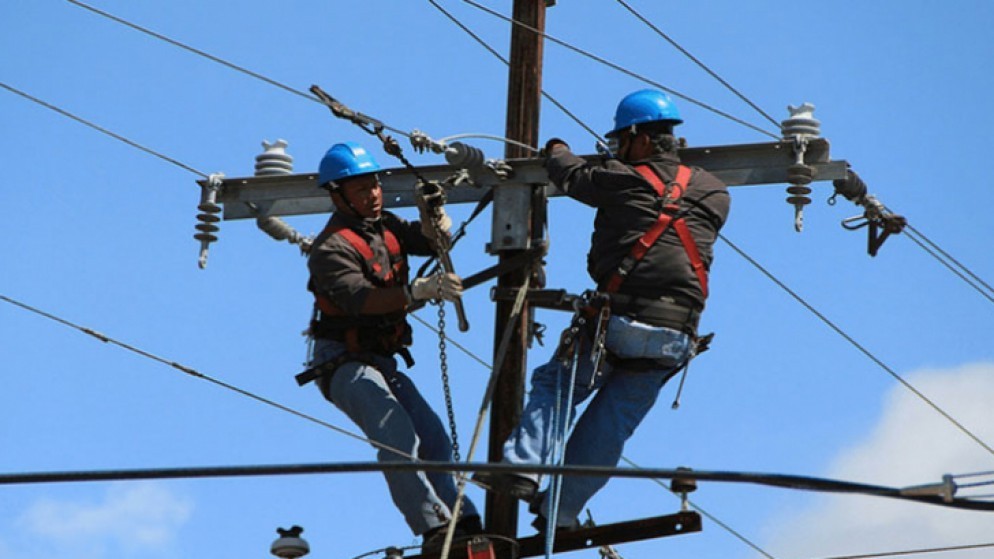 فصل مبرمج للتيار الكهربائي عن مناطق لصيانة الشبكة. (بترا)