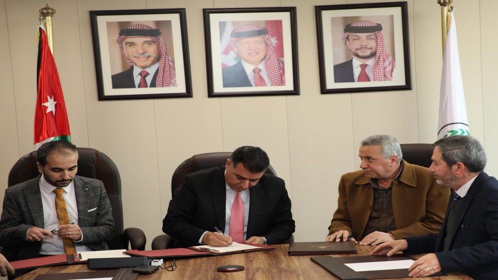 وزير الزراعة خالد الحنيفات (وسط) يرعى اتفاقية بين وزارة الزراعة والقطاع الخاص لاستكمال أتمتة خدمات جديدة. (وزارة الزراعة)