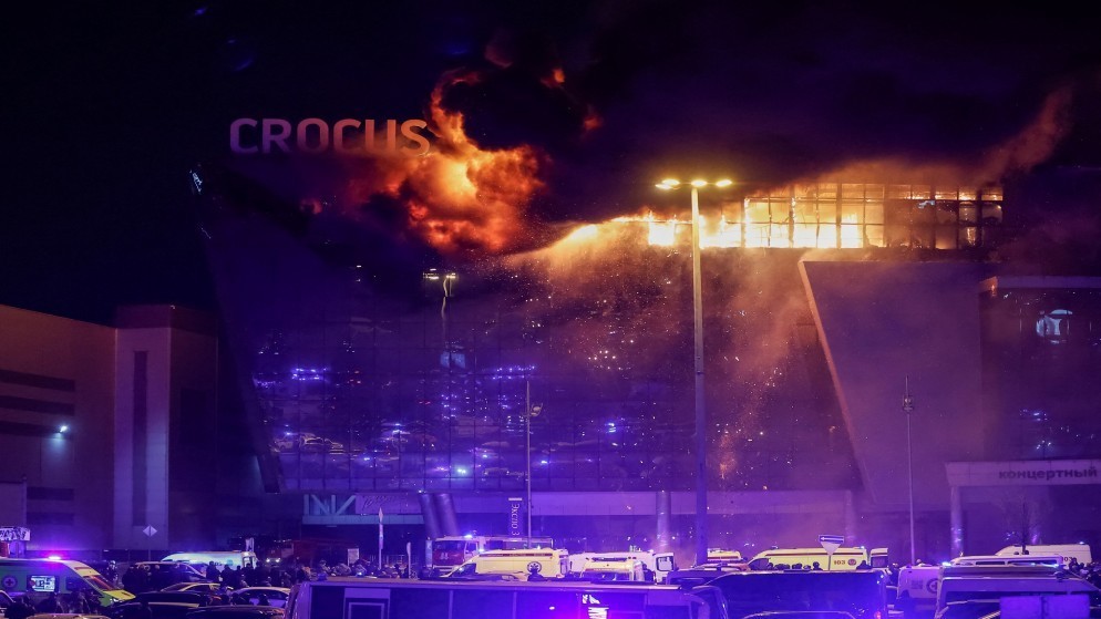 قاعة الحفلات الموسيقية المحترقة في (Crocus City Hall) عقب حادث إطلاق النار قرب موسكو، 22 آذار 2024. (أ ف ب)