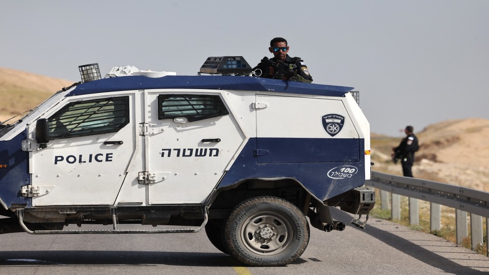 قوات الاحتلال الإسرائيلي تقطع طريقا في الضفة الغربية المحتلة في أعقاب هجوم إطلاق نار. 28 آذار/ مارس، 2024. (أ ف ب)