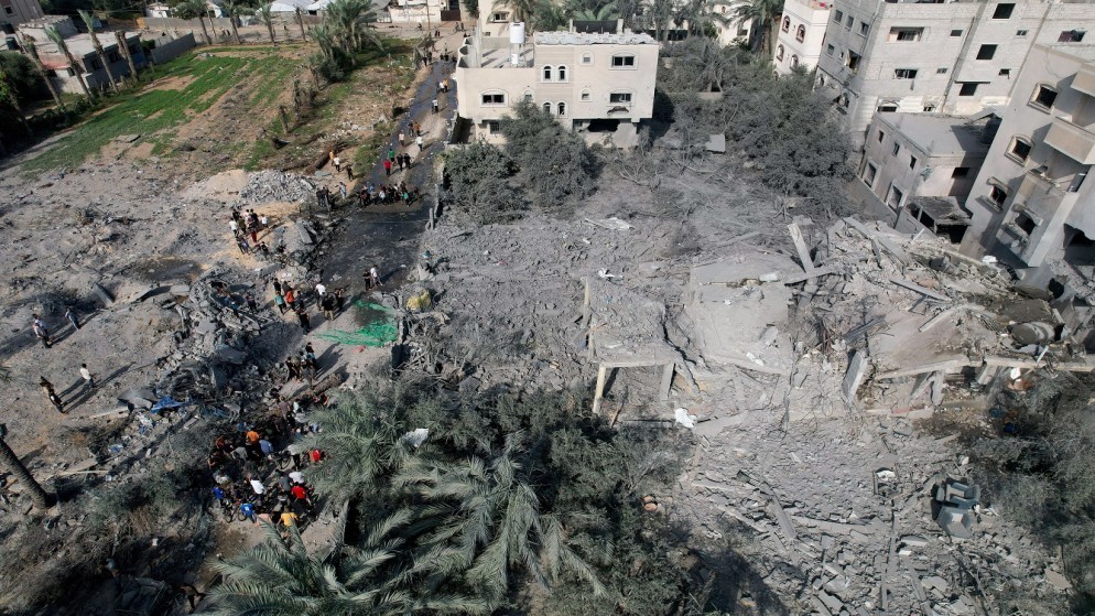 مبانٍ مدمرة إثر قصف إسرائيلي على دير البلح بوسط قطاع غزة، 6 تشرين الثاني 2023. (رويترز)