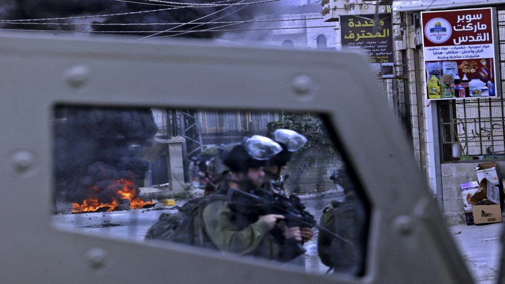 قوات الاحتلال الإسرائيلية خلال اقتحامات في مدينة الخليل بالضفة الغربية المحتلة. (أ ف ب)