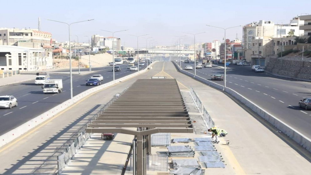 صورة توضيحية لجانب من مشروع حافلات التردد السريع بين مدينتي عمّان والزرقاء. (وزارة الأشغال العامة والإسكان)