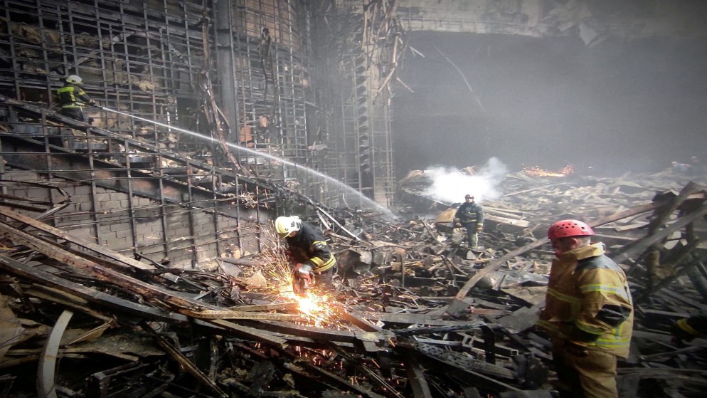 عمليات البحث والإنقاذ في قاعة "كروكوس سيتي هول" الواقعة قرب موسكو التي تعرضت لهجوم. (رويترز)