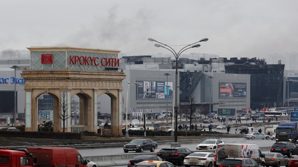 مكان الحفلة الموسيقية، بعد الهجوم المميت الذي وقع في منطقة موسكو، روسيا، 23 مارس 2024. (رويترز)