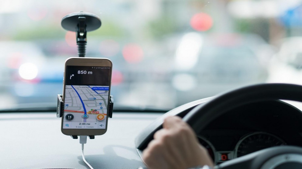 سائق يعمل على نظام التطبيقات الذكية. (Shutterstock)