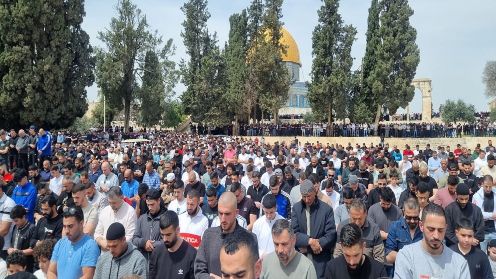 فلسطينيون يؤدون صلاة الجمعة الثالثة من رمضان في المسجد الأقصى. (وفا)