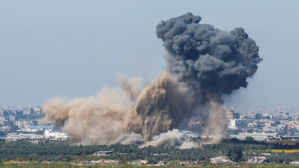 دخان يتصاعد من انفجار في غزة، 13 مارس 2024. (رويترز)
