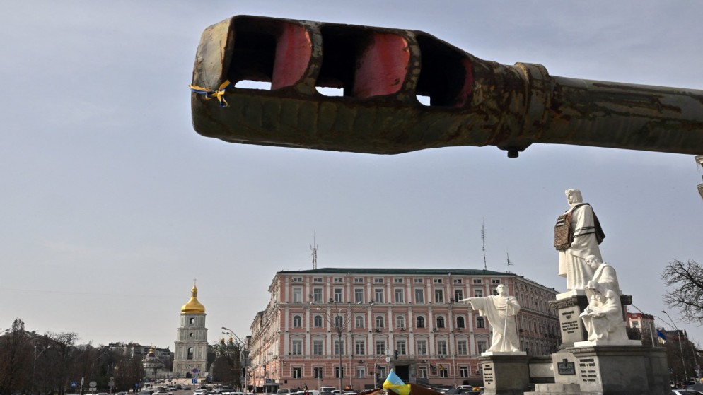 معرض في الهواء الطلق لمركبات مدرعة روسية مدمرة عند نصب الأميرة أولغا مرتدية سترة رمزية مضادة للرصاص في كييف، 28 آذار/مارس 2024. (أ ف ب)