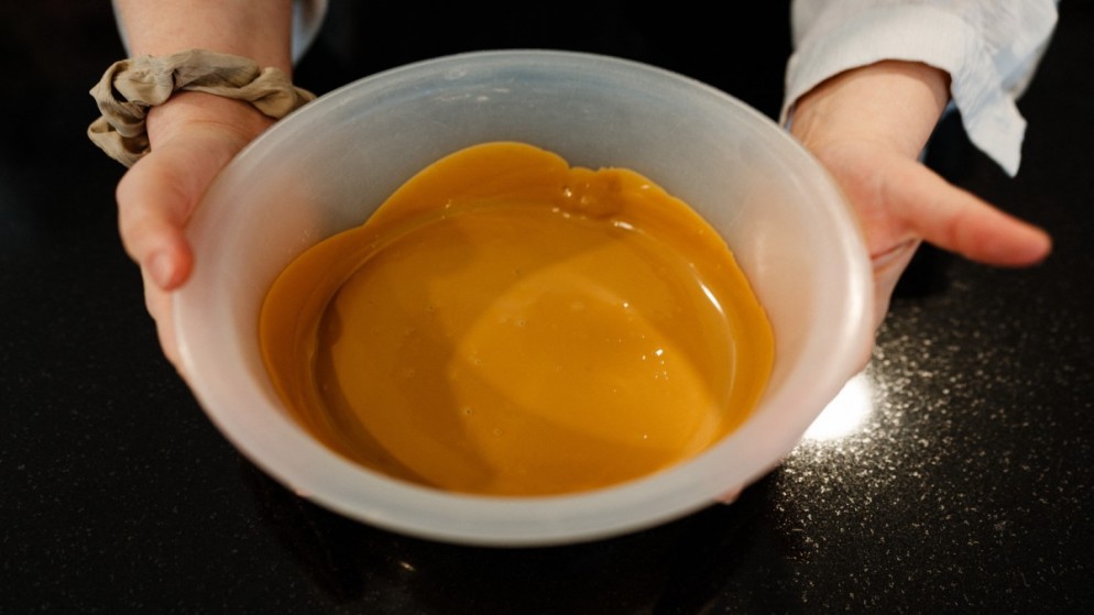 طاه يعد الشوكولاتة الشقراء والتفاح المحمص بالفرن وكريمة الفانيليا التاهيتية في متجر شوكولاتة Valrhona في باريس، 1 آذار/مارس 2024. (أ ف ب)