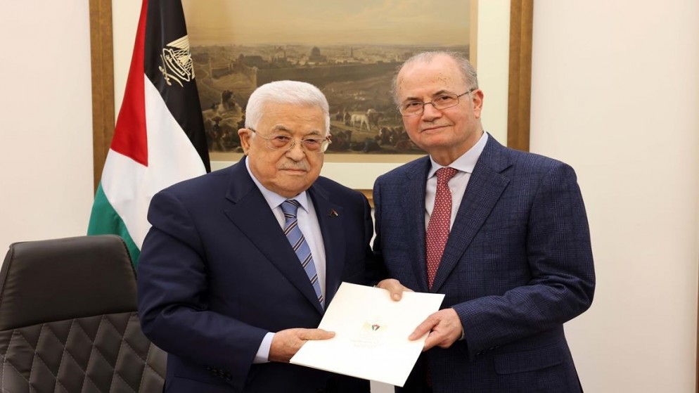 الرئيس الفلسطيني محمود عباس مع رئيس الوزراء الجديد محمد مصطفى. (وفا)