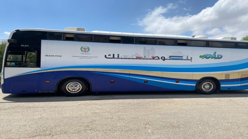 مركبة تتبع لإدارة ترخيص السواقين والمركبات. (بترا)