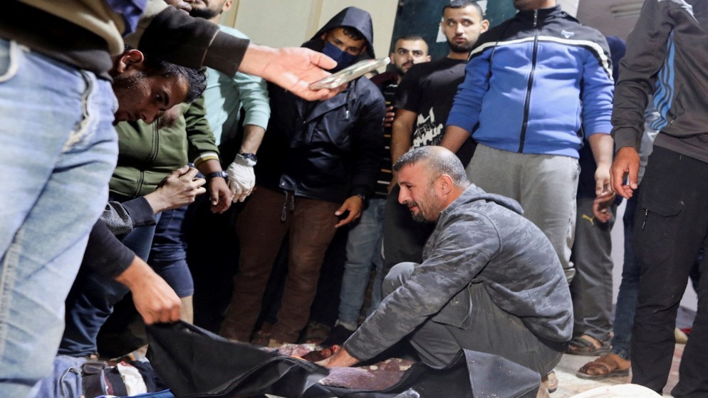 جثة موظف من منظمة وورلد سنترال كيتشن غير الحكومية، الذي قتل مع عمال الإغاثة الأجانب في غارة جوية إسرائيلية. (رويترز)