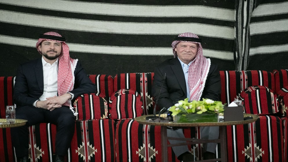 جلالة الملك عبدالله الثاني وسمو الأمير الحسين بن عبدالله الثاني ولي العهد خلال زيارتهما البادية الشمالية. (الديوان الملكي الهاشمي)
