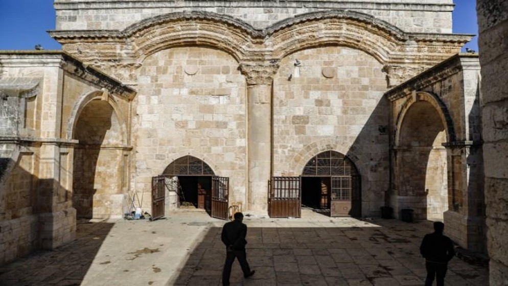 صورة أرشيفية لفلسطيني يسير أمام باب الرحمة في المسجد الأقصى في القدس المحتلة. (أ ف ب)