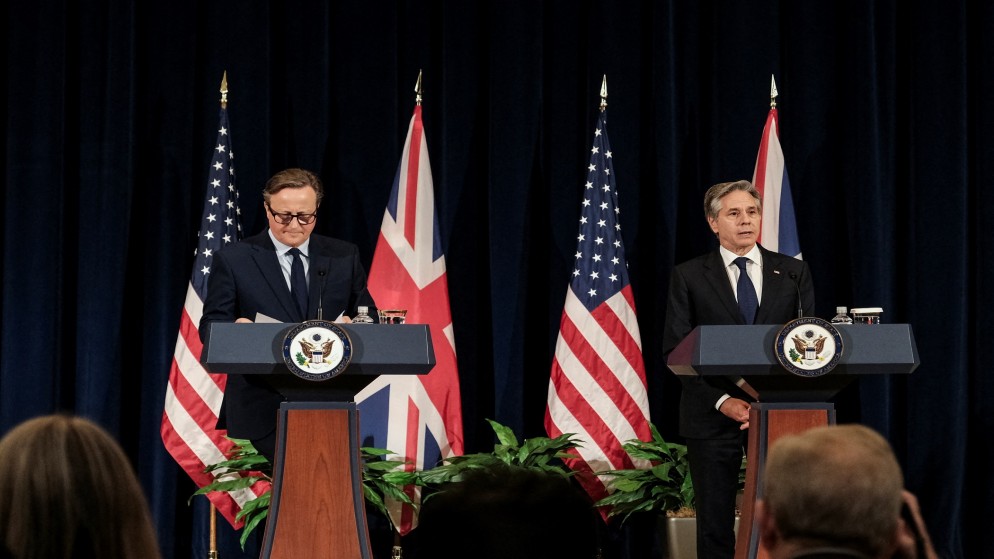 وزير الخارجية الأميركي أنتوني بلينكن خلال مؤتمر صحافي في واشنطن إلى جانب نظيره البريطاني ديفيد كاميرون. (رويترز)