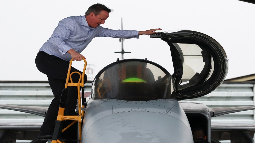وزير الخارجية البريطاني ديفيد كاميرون يصعد على طائرة مقاتلة من طراز جريبن في قاعدة جوية في مقاطعة ناخون راتشاسيما بتايلاند، 20 آذار 2024. (رويترز)