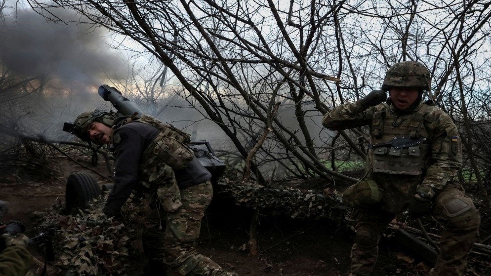 جنديان أوكرانيان قرب منطقة دونيتسك يطلقان النار باتجاه مواقع للجيش الروسي. (رويترز)