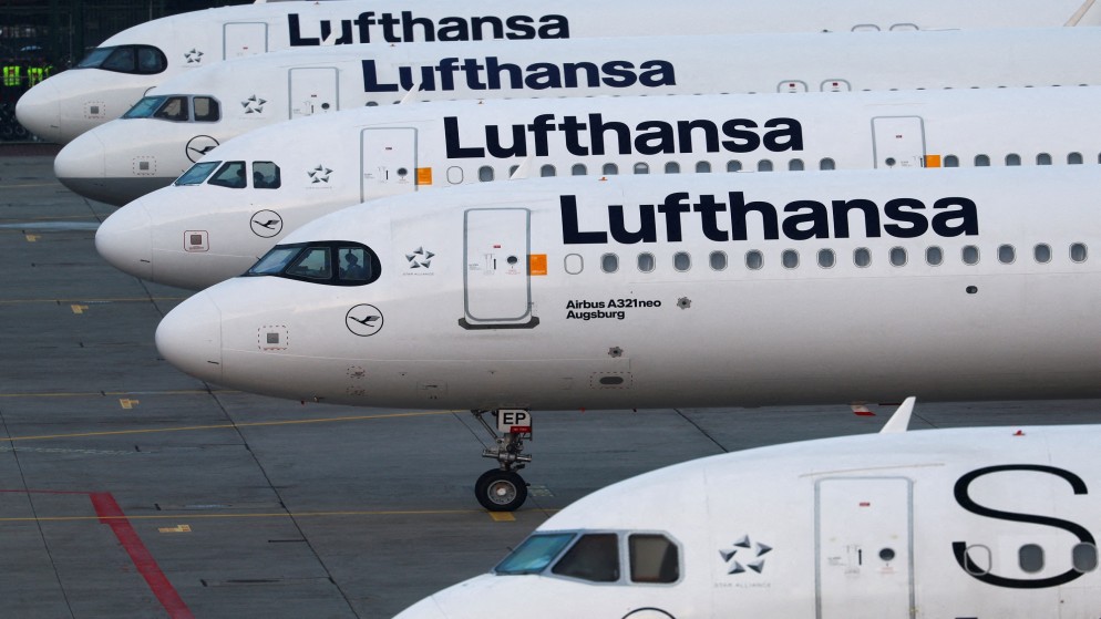 طائرات تتبع شركة لوفتهانزا الألمانية في مطار في مدينة فرانكفورت. (رويترز)