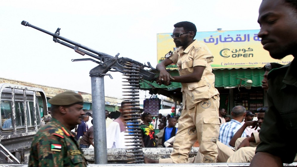 قوات الأمن السودانية في منطقة تجارية بمدينة القضارف شرقي السودان، 3 نيسان 2024. (أ ف ب)