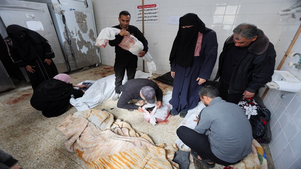 شهداء في مستشفى شهداء الأقصى في دير البلح وسط قطاع غزة إثر غارات من الاحتلال الإسرائيلي، 10 نيسان 2024. (رويترز)