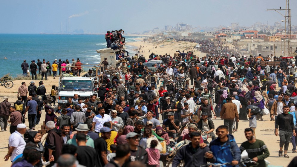 فلسطينيون نزحوا بسبب الهجوم العسكري الإسرائيلي على جنوب غزة، يشقون طريقهم أثناء محاولتهم العودة إلى منازلهم في شمال غزة،.14 أبريل 2024. (رويترز )