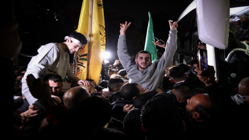 أسير فلسطيني أطلق سراحه في عملية تبادل أسرى بين سلطات الاحتلال الإسرائيلي وحماس، 28 تشرين الثاني 2023. (أ ف ب)