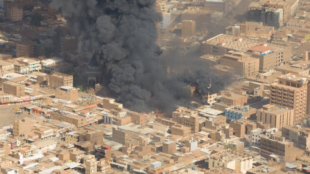 دخان يتصاعد من حريق في سوق أم درمان بالسودان. 15/05/2024. (رويترز)