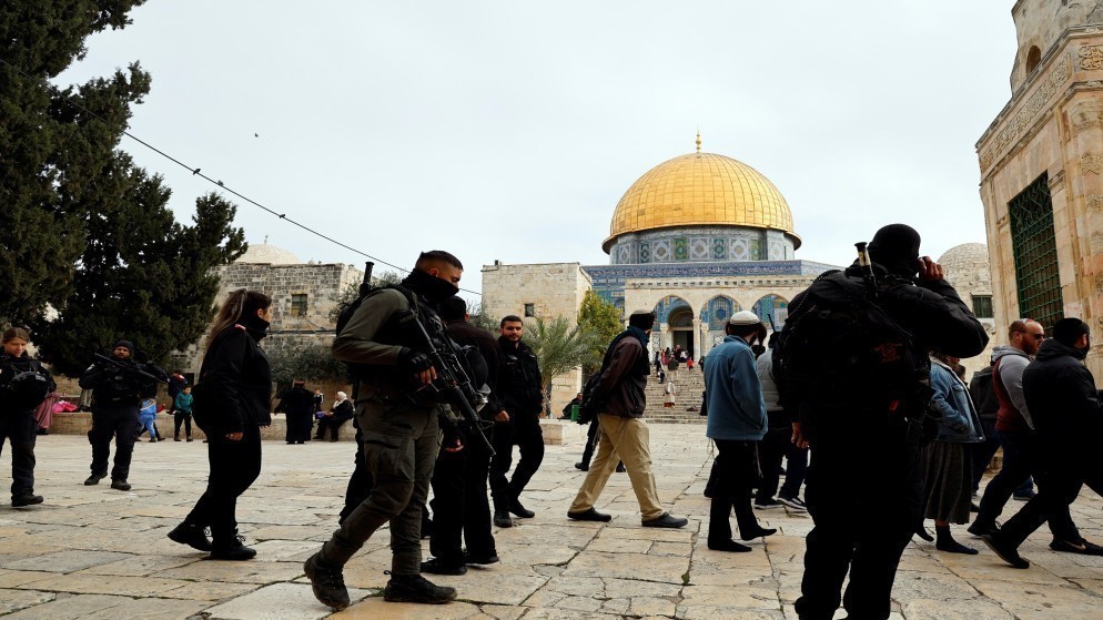 مستوطنون اقتحموا المسجد الأقصى في القدس المحتلة بحماية شرطة الاحتلال الإسرائيلي. (رويترز)