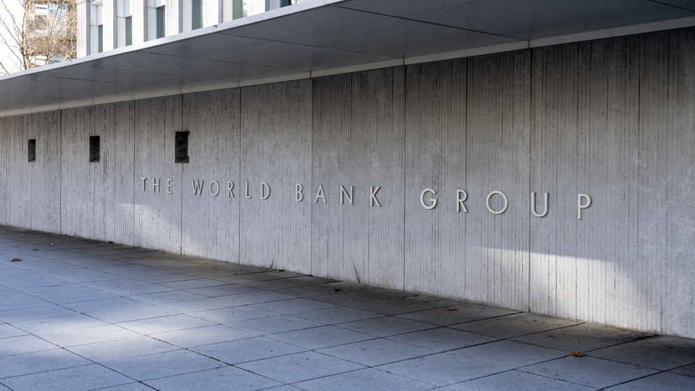 شعار مجموعة البنك الدولي على المبنى الرئيسي للمجموعة في الولايات المتحدة. (istockphoto)
