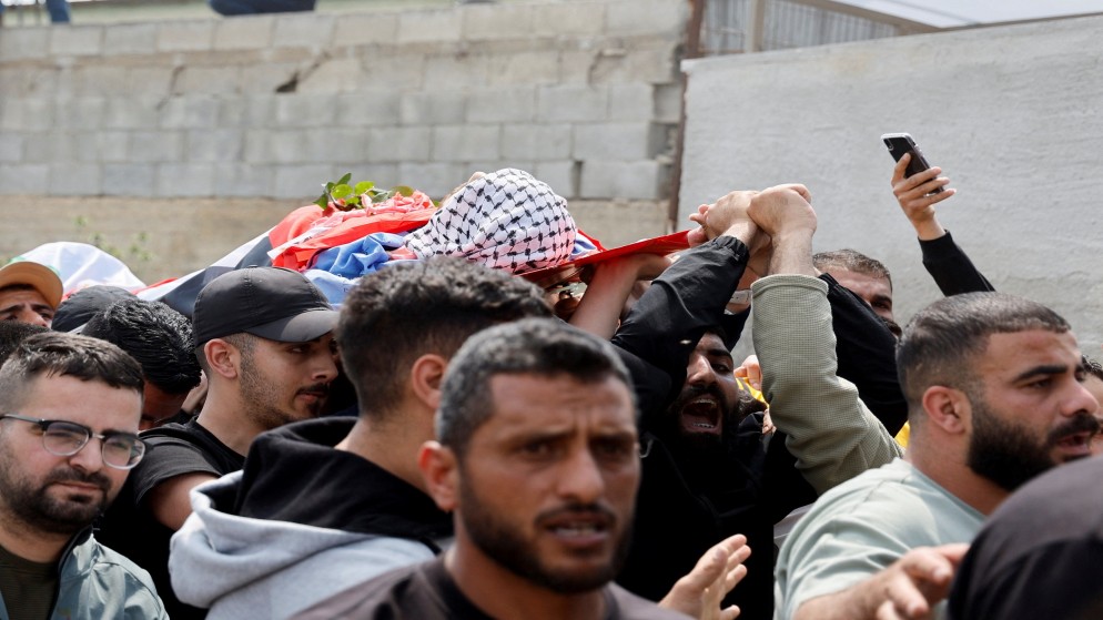 صورة سابقة لتشييع جثمان شهيد فلسطيني قرب نابلس. (رويترز)