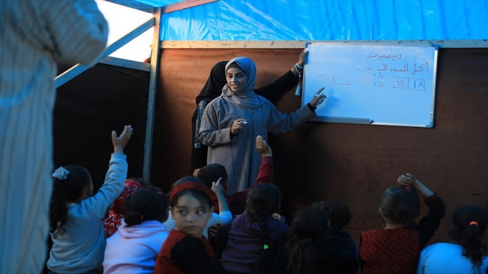 داخل خيمة صغيرة في أحد مخيمات النزوح بمدينة رفح. (وفا)