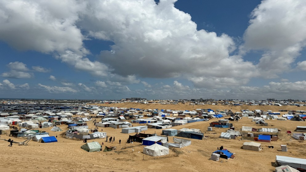 فلسطينيون فروا من منازلهم بسبب الغارات الإسرائيلية، يحتمون على الحدود مع مصر في رفح، جنوبي قطاع غزة، 10 أبريل 2024. (رويترز)