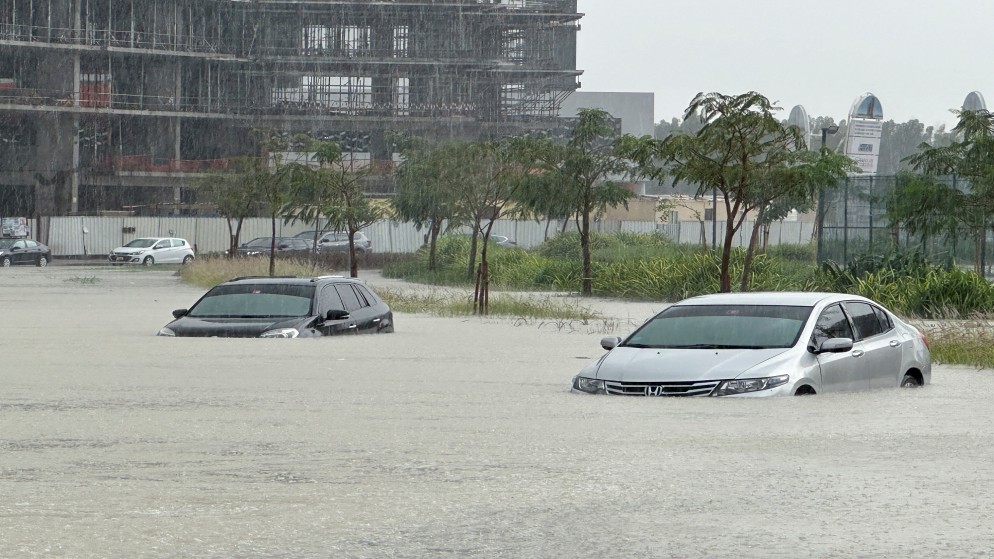 سيارات تسير في شارع غمرته المياه خلال عاصفة ممطرة في دبي، الإمارات ، 16 أبريل 2024.(رويترز)