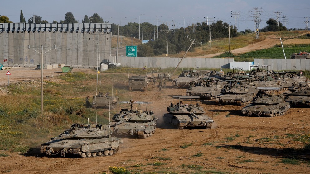 دبابات إسرائيلية في طريقها إلى غزة، 10 أبريل 2024. (رويترز)