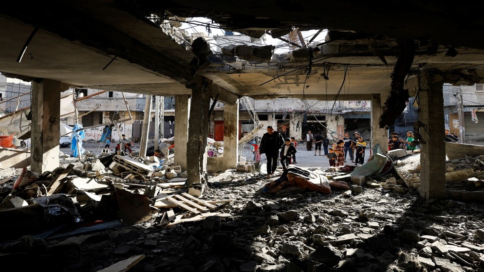 فلسطينيون يتفقدون منازلهم التي دمرتها غارة للاحتلال الإسرائيلي في رفح جنوبي قطاع غزة. 17/04/2024. (رويترز)