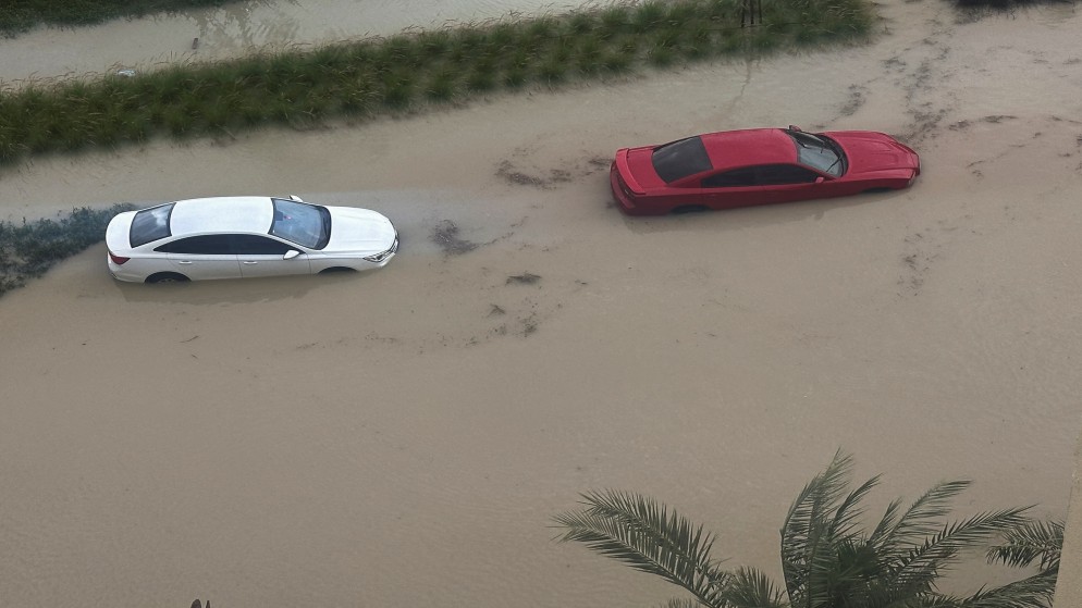 سيارات متوقفة في شارع غمرته المياه أثناء عاصفة ممطرة في دبي. الإمارات العربية المتحدة. 16/04/2024. (رويترز)