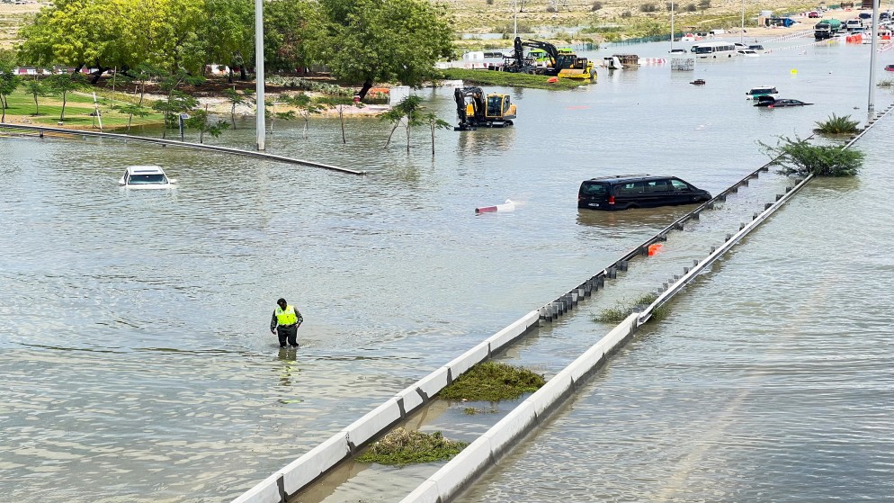 سيارات عالقة على طريق غمرته المياه بعد عاصفة المطيرة ضربت دبي. الإمارات العربية المتحدة، 17 أبريل 2024.(رويترز)